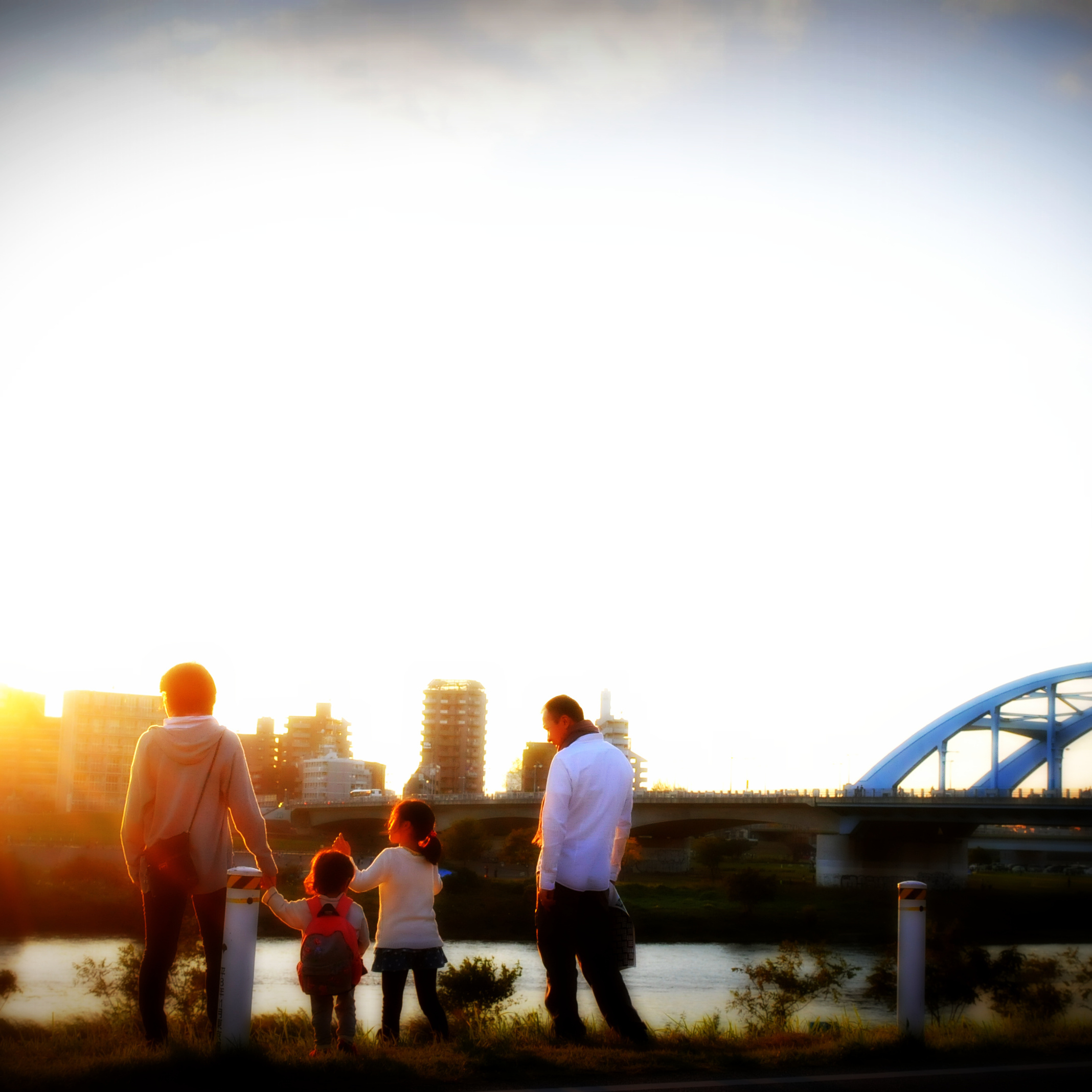 夕暮れ家族写真